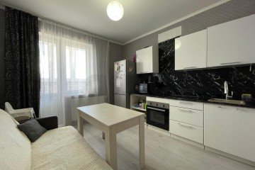 Фото №1: 1-комнатная квартира 43 м² - Краснодар, мкр. жилой комплекс Поющие Фонтаны, ул. имени Невкипелого, 18к2