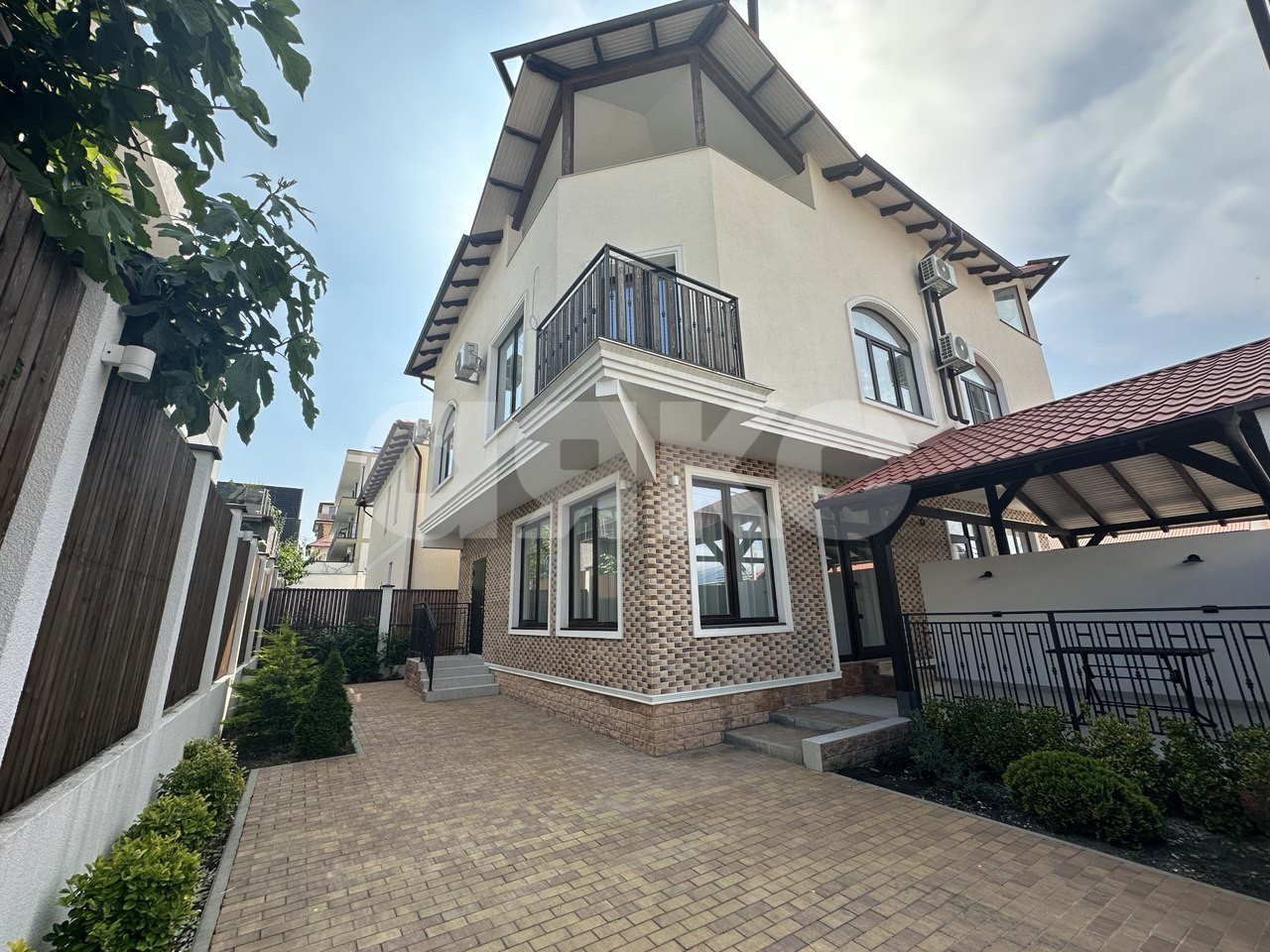 Фото №1: Дуплекс 170 м² + 1.5 сот. - Геленджик, Высокий Берег, ул. Рыбникова, 50к1