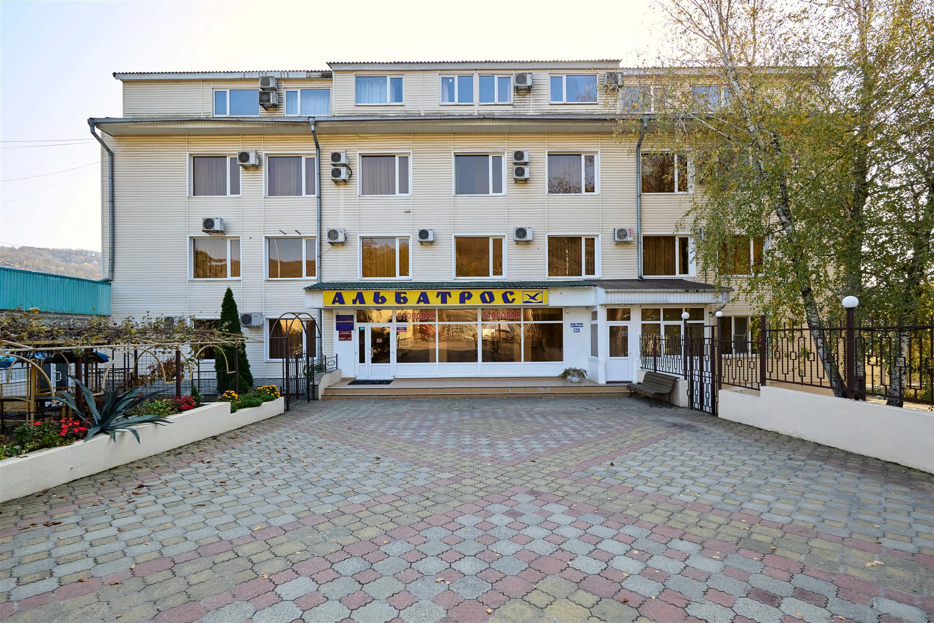 Фото №1: Коммерция 1931 м² - Новомихайловский, мкр. Лесной, ул. Мира, 86