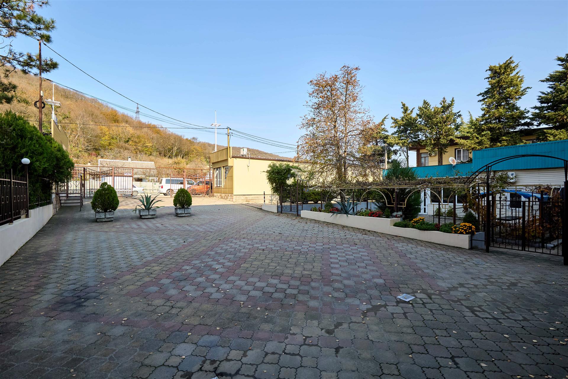 Фото №3: Коммерция 1931 м² - Новомихайловский, мкр. Лесной, ул. Мира, 86