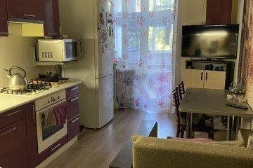 Фото №1: 1-комнатная квартира 45 м² - Берёзовый, мкр. Витаминкомбинат, ул. Целиноградская, 4/2А