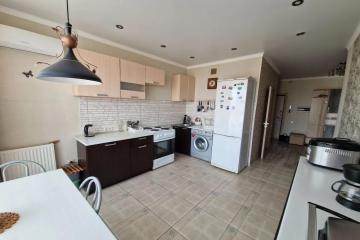 Фото №1: 2-комнатная квартира 57 м² - Берёзовый, мкр. Витаминкомбинат, ул. Декоративная, 1/5