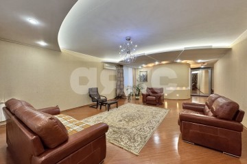 Фото №1: 4-комнатная квартира 196 м² - Нижнекамск, мкр. 35А, пр-кт Химиков, 7