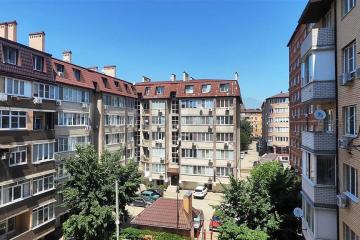 Фото №1: 1-комнатная квартира <span class="whitespace-nowrap">42 м²</span>, <span class="whitespace-nowrap">4/6 эт.</span> - Краснодар, мкр. Музыкальный, ул. имени Дунаевского И.И., 5