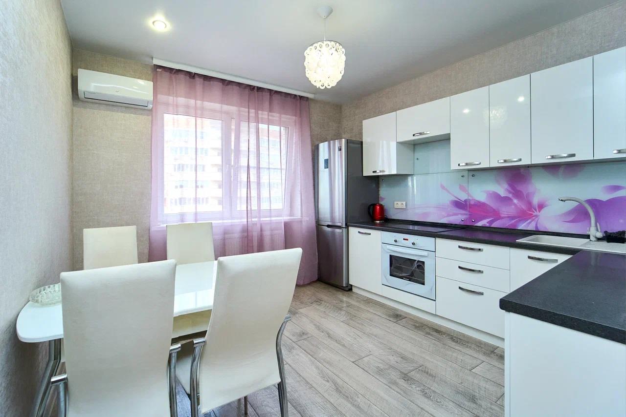 Фото №1: 2-комнатная квартира 65 м² - Краснодар, Прикубанский внутригородской округ, Солнечный, мкр. Фестивальный, ул. Казбекская, 3