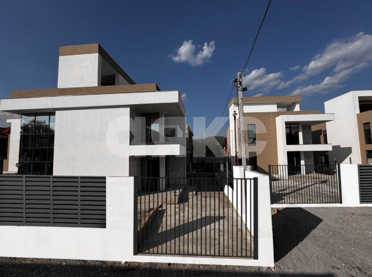 Фото №2: Дом 221 м² + 4 сот. - Геленджик, Голубая Бухта, ул. Пограничная, 48