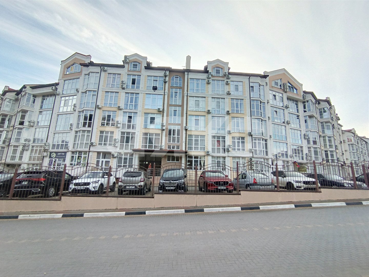 Фото №1: 2-комнатная квартира 74 м² - Геленджик, жилой комплекс Лазурный-2, ул. Верхняя, 4к7