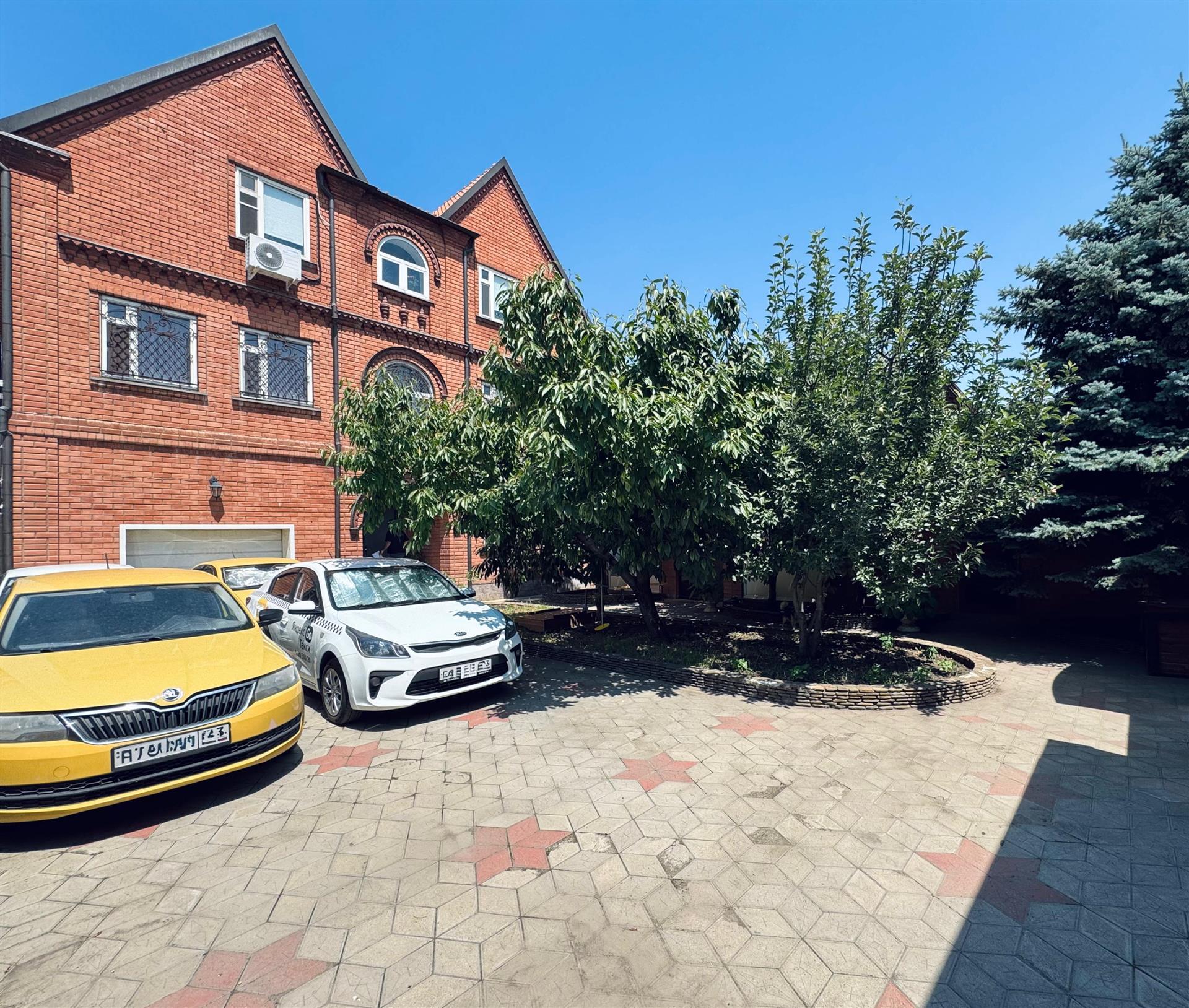 Фото №1: Дом 350 м² + 4.6 сот. - Краснодар, Западный внутригородской округ, мкр. Кожзавод, пр-д Тургенева, 2