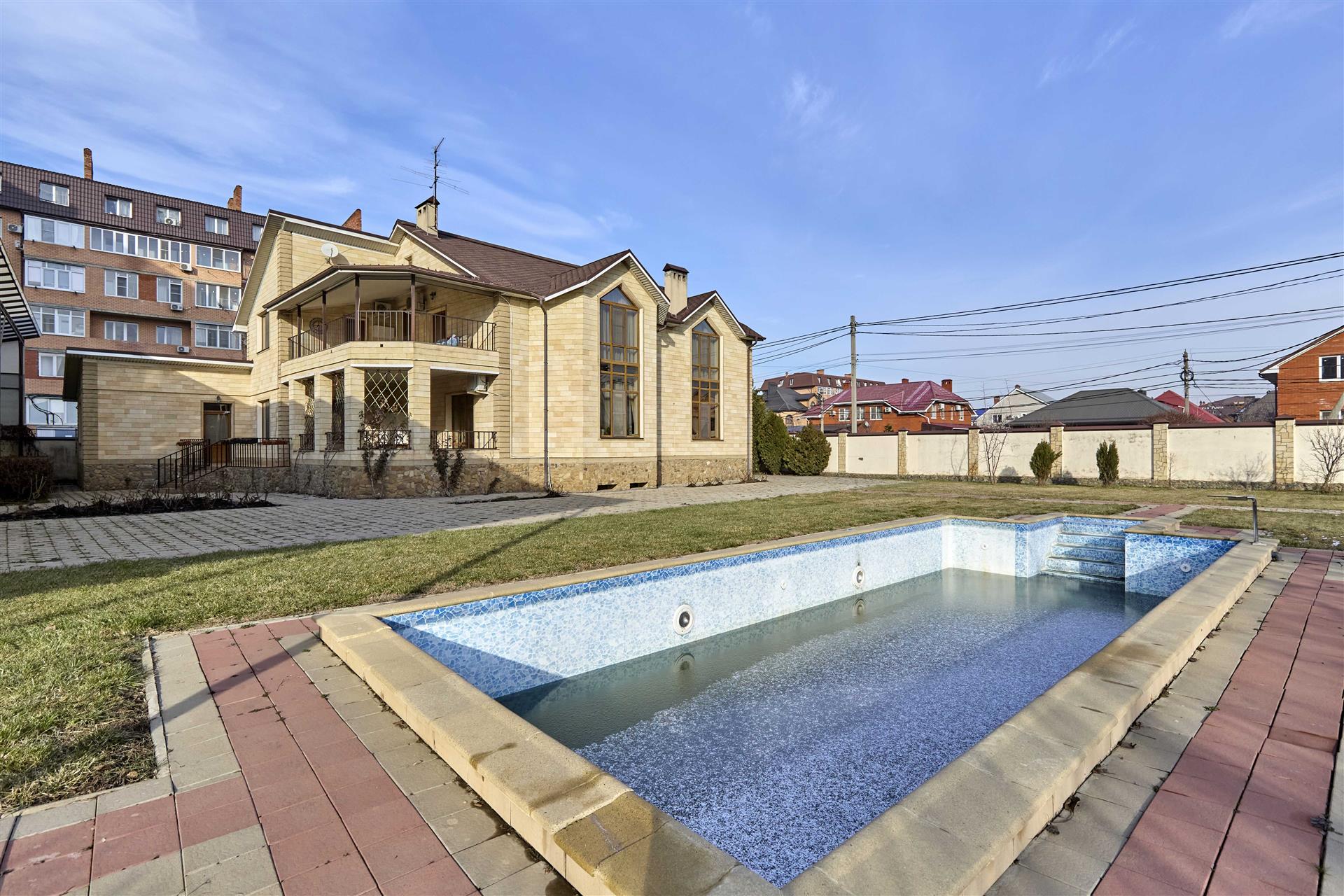 Фото №1: Дом 551 м² + 16 сот. - Краснодар, Прикубанский внутригородской округ, мкр. Музыкальный, ул. Агрохимическая