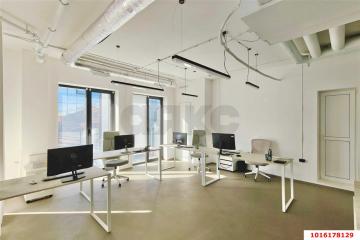 Фото №1: Отдельное здание <span class="whitespace-nowrap">1100 м²</span>, <span class="whitespace-nowrap">1/5 эт.</span> - Краснодар, мкр. Центральный, ул. Леваневского, 174