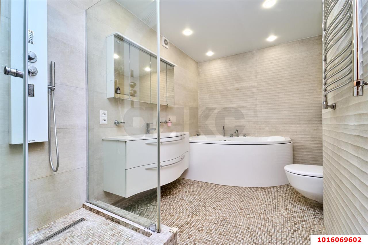 Фото №11: 4-комнатная квартира 138 м² - Краснодар, Карасунский внутригородской округ, мкр. Камвольно-суконный Комбинат, ул. Камвольная, 3