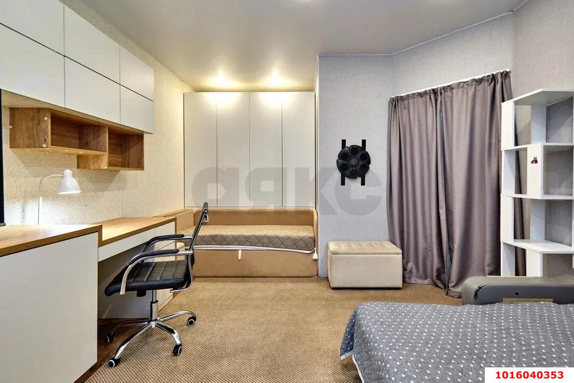 Фото №1: 1-комнатная квартира 39 м² - Краснодар, Прикубанский внутригородской округ, коттеджный  Близкий, Славянский, мкр. Светлоград, ул. Красных Партизан, 1/4к11