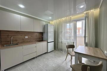 Фото №1: 1-комнатная квартира <span class="whitespace-nowrap">42 м²</span>, <span class="whitespace-nowrap">14/16 эт.</span> - Краснодар, мкр. Юбилейный, ул. имени Калинина, 13к62