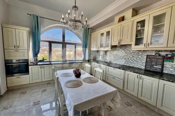 Фото №1: 4-комнатная квартира 142 м² - Геленджик, ул. Новороссийская, 75