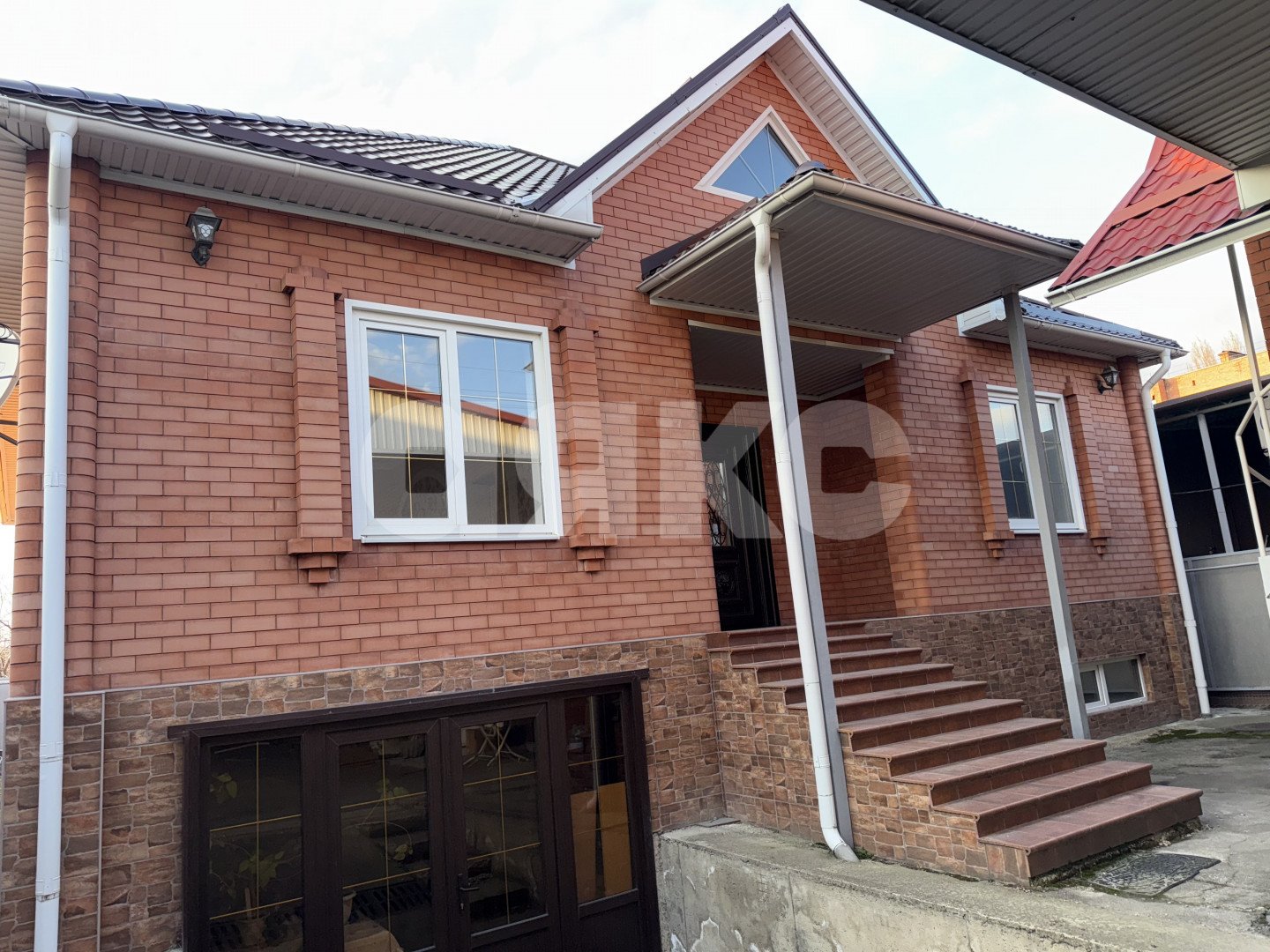 Фото №1: Дом 250 м² + 6 сот. - Армавир, мкр. Электротехнический, ул. Шмидта, 22