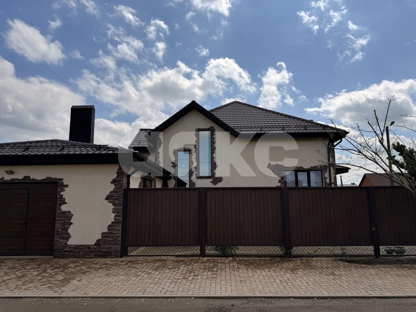 Фото №1: Дом 249 м² + 5.3 сот. - Кореновск, ул. Крымская, 1К