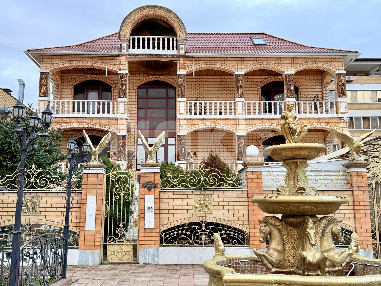 Фото №1: Дом 810 м² + 6.62 сот. - Анапа, ул. Горького, 16