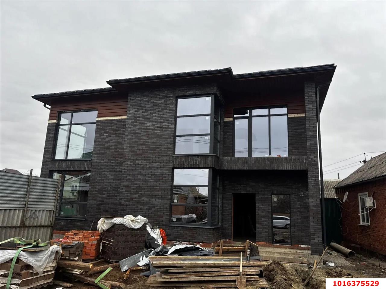 Фото №1: Дом 227 м² + 5 сот. - Яблоновский, ул. Первомайская, 1А