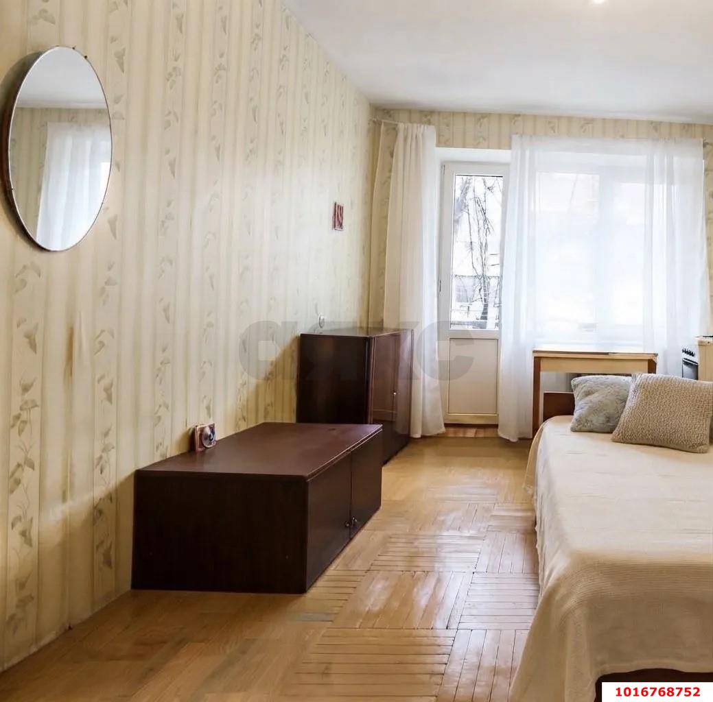 Фото №1: 3-комнатная квартира <span class="whitespace-nowrap">50 м²</span>, <span class="whitespace-nowrap">2/5 эт.</span> - Краснодар, мкр. Западный внутригородской округ, ул. Фёдора Лузана, 12