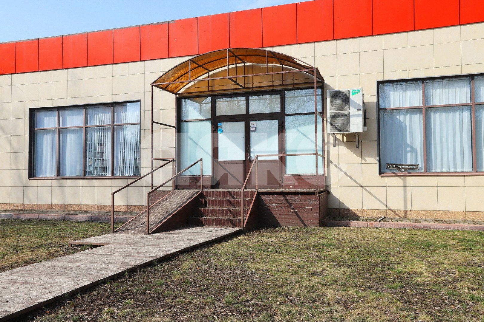 Фото №2: Коммерция 50 м² - Липецк, Советский округ, мкр. 2-й, ул. Валентины Терешковой, 10