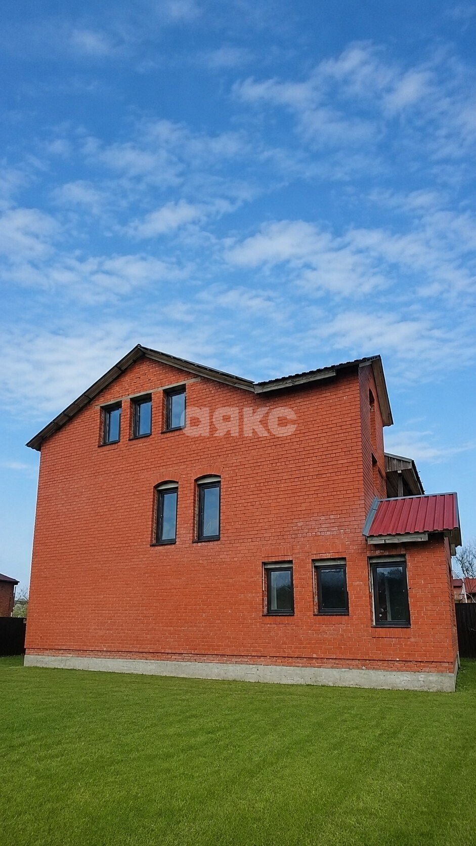 Фото №1: Дом <span class="whitespace-nowrap">250 м²</span> <span class="whitespace-nowrap">+ 7.3 сот.</span>, <span class="whitespace-nowrap">3 эт.</span> - Саратовская, 4-й, мкр. 13-й квартал, 5