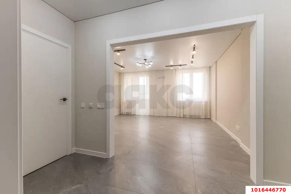 Фото №3: 2-комнатная квартира 56 м² - Знаменский, Карасунский внутригородской округ, мкр. Родные Просторы, ул. Природная, 10Бк1