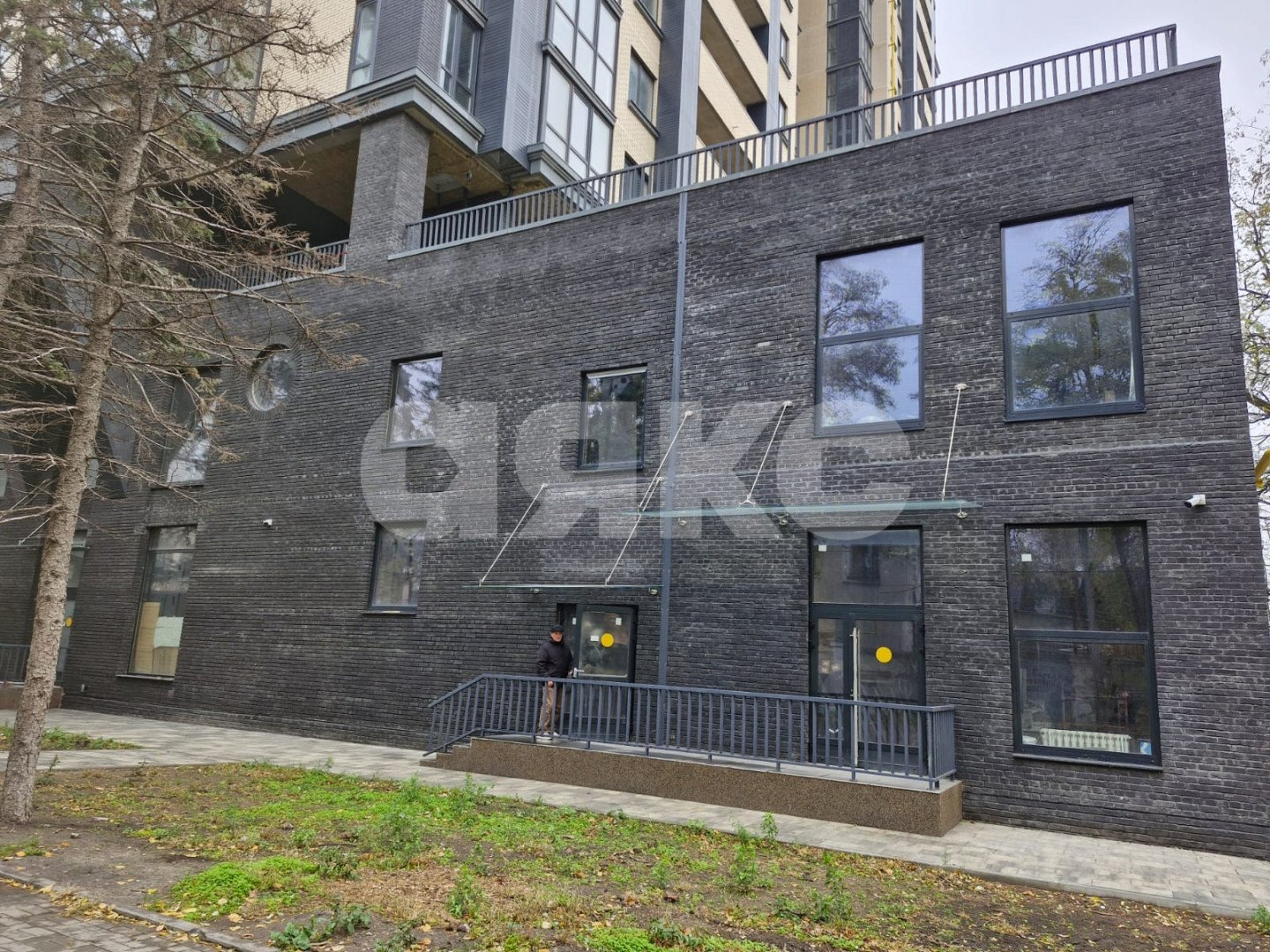 Фото №4: Коммерция 120 м² - Ростов-на-Дону, Октябрьский, Новое Поселение, мкр. жилой комплекс Сквер, пр-кт Будённовский, 77