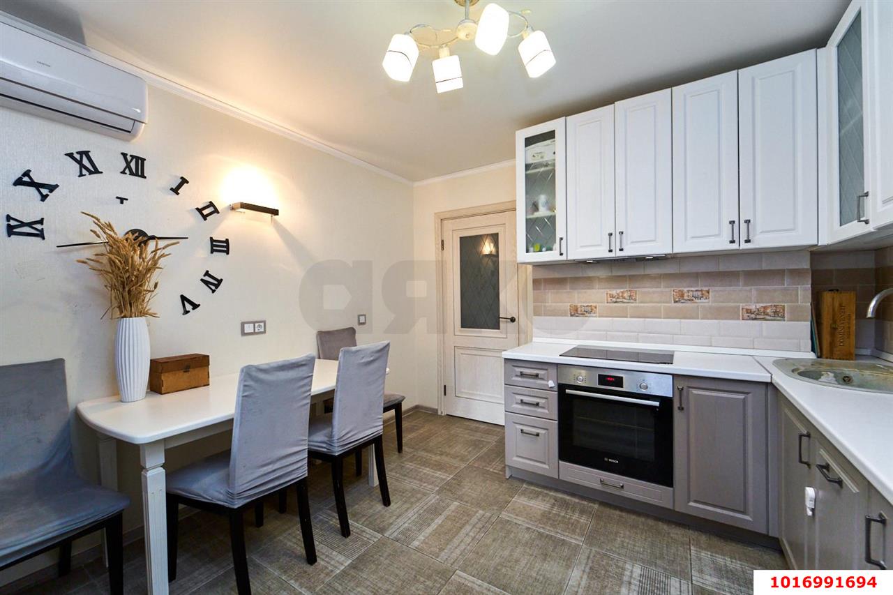 Фото №1: 2-комнатная квартира 65 м² - Краснодар, Прикубанский внутригородской округ, мкр. Военный городок № 109, ул. Кореновская, 63