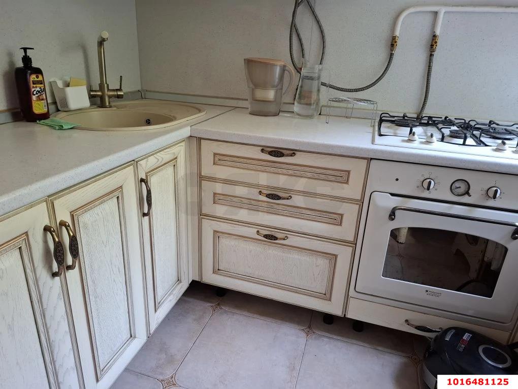 Фото №1: 4-комнатная квартира 59 м² - Краснодар, Центральный внутригородской округ, мкр. Центральный, ул. Хакурате, 7