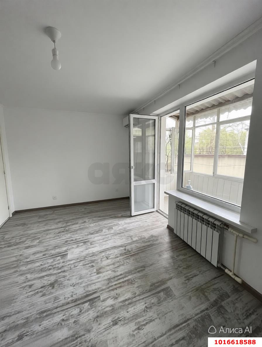 Фото №1: 1-комнатная квартира <span class="whitespace-nowrap">31 м²</span>, <span class="whitespace-nowrap">2/5 эт.</span> - Краснодар, Центральный внутригородской округ, мкр. Дубинка, ул. Ставропольская, 142