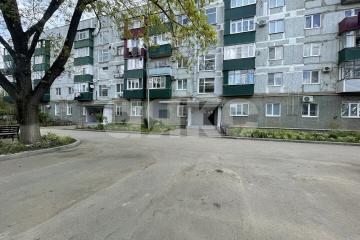 Фото №1: 3-комнатная квартира <span class="whitespace-nowrap">63 м²</span>, <span class="whitespace-nowrap">3/5 эт.</span> - Майкоп, мкр. Центр, ул. площадь Ленина