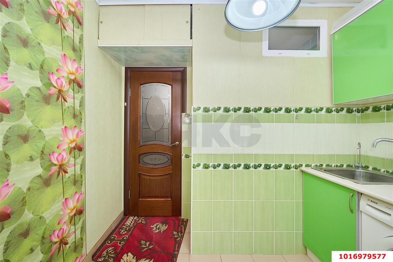 Фото №3: 3-комнатная квартира <span class="whitespace-nowrap">58 м²</span>, <span class="whitespace-nowrap">1/5 эт.</span> - Краснодар, Центральный внутригородской округ, мкр. Черёмушки, ул. Айвазовского, 50