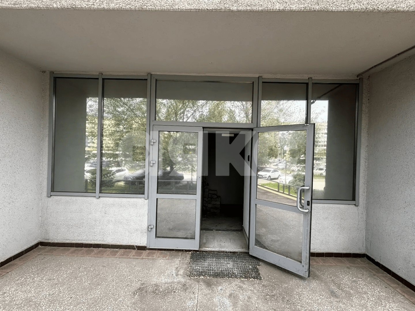 Фото №2: Коммерция <span class="whitespace-nowrap">236 м²</span>, <span class="whitespace-nowrap">1/11 эт.</span> - Волгоград, Красноармейский, мкр. 613-й, пр-кт Героев Сталинграда, 40