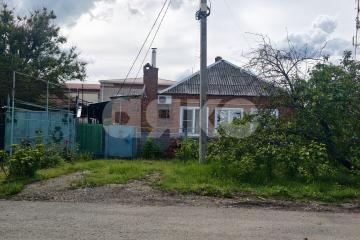 Фото №1: Дом <span class="whitespace-nowrap">112 м²</span> <span class="whitespace-nowrap">+ 4.93 сот.</span>, <span class="whitespace-nowrap">1 эт.</span> - Кореновск, мкр. 3-й квартал, ул. Сельская, 44