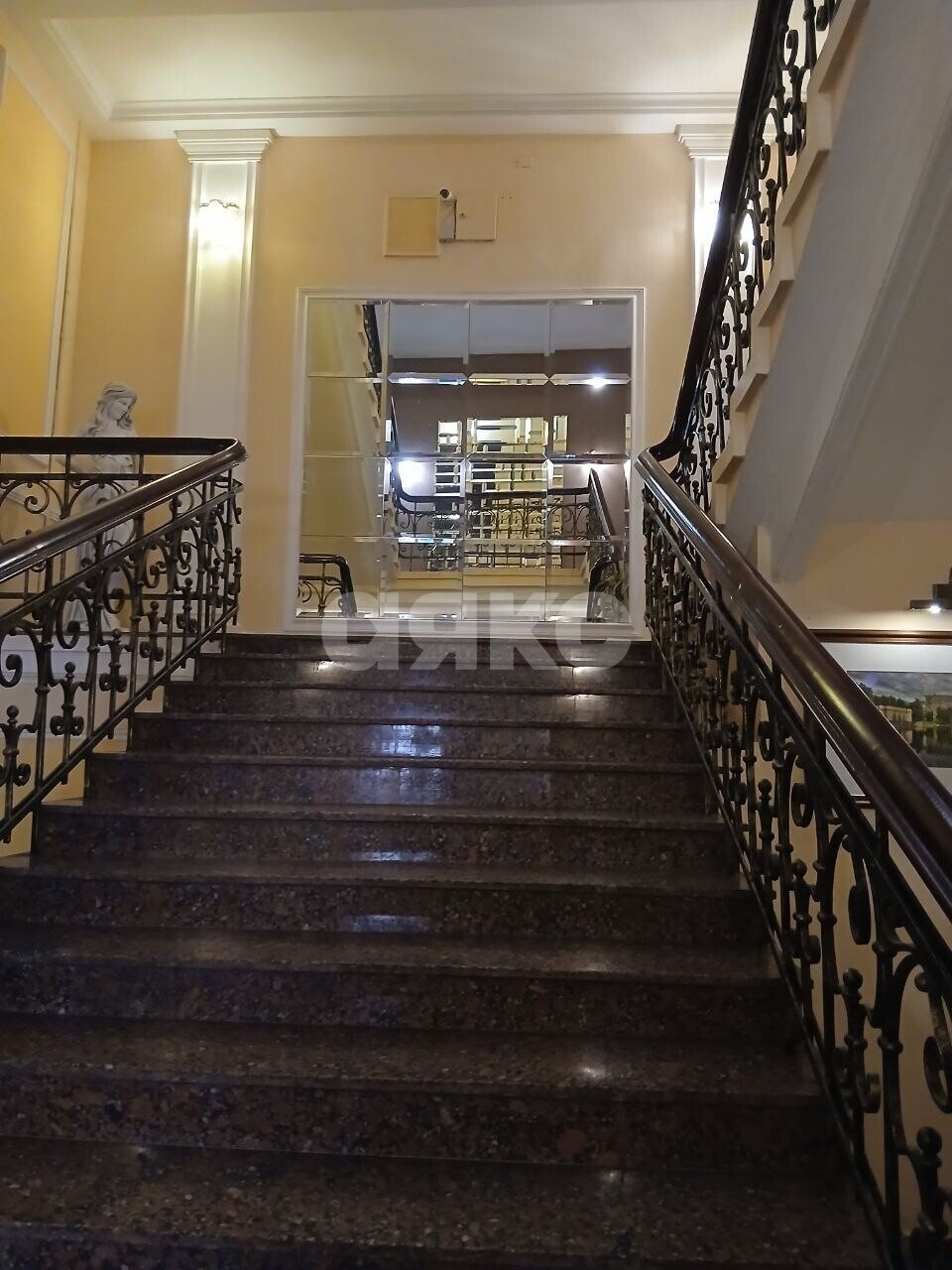 Фото №2: Комната <span class="whitespace-nowrap">123 м²</span>, <span class="whitespace-nowrap">5/6 эт.</span> - Москва, пер. Трёхпрудный, 11/13с1