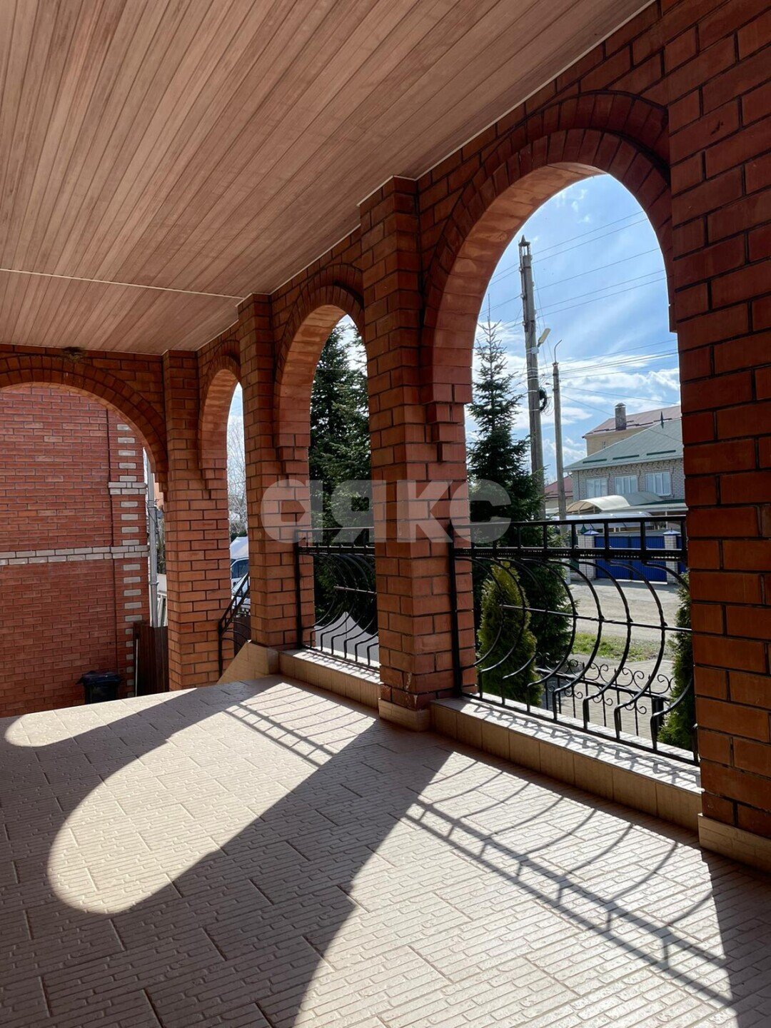 Фото №5: Дом <span class="whitespace-nowrap">290 м²</span> <span class="whitespace-nowrap">+ 6 сот.</span>, <span class="whitespace-nowrap">2 эт.</span> - Майкоп, р. Западный, ул. Верещагина, 238
