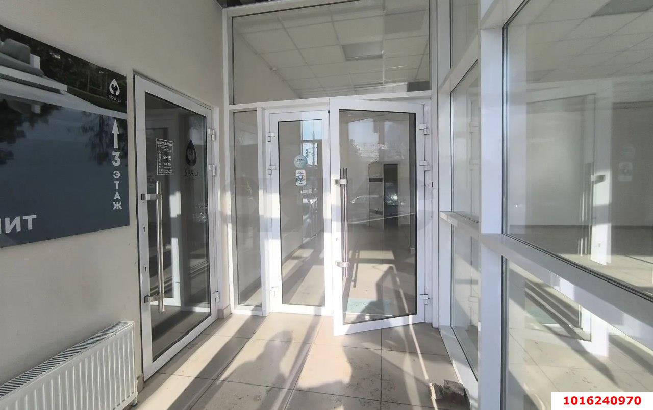 Фото №5: Торговое помещение <span class="whitespace-nowrap">160 м²</span>, <span class="whitespace-nowrap">1/3 эт.</span> - Краснодар, Карасунский внутригородской округ, ж/м Пашковский, ул. имени В.Н. Мачуги, 56