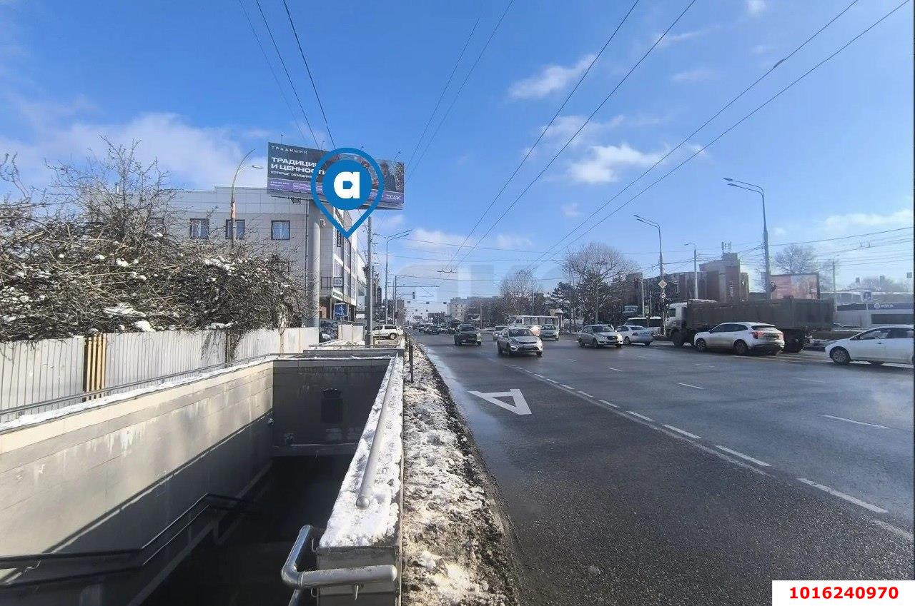 Фото №2: Торговое помещение <span class="whitespace-nowrap">160 м²</span>, <span class="whitespace-nowrap">1/3 эт.</span> - Краснодар, Карасунский внутригородской округ, ж/м Пашковский, ул. имени В.Н. Мачуги, 56