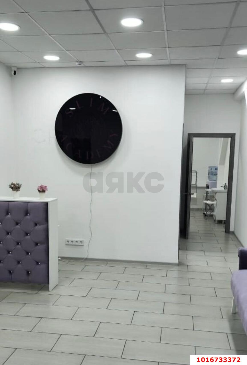 Фото №3: Офисное помещение <span class="whitespace-nowrap">70 м²</span>, <span class="whitespace-nowrap">3/3 эт.</span> - Краснодар, Центральный внутригородской округ, мкр. Центральный, ул. Коммунаров, 258