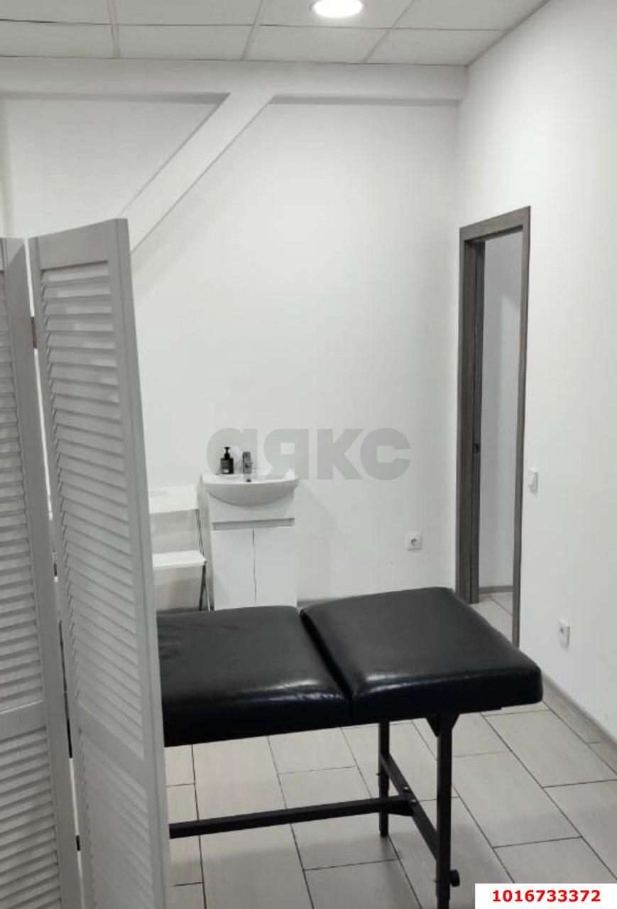 Фото №5: Офисное помещение <span class="whitespace-nowrap">70 м²</span>, <span class="whitespace-nowrap">3/3 эт.</span> - Краснодар, Центральный внутригородской округ, мкр. Центральный, ул. Коммунаров, 258