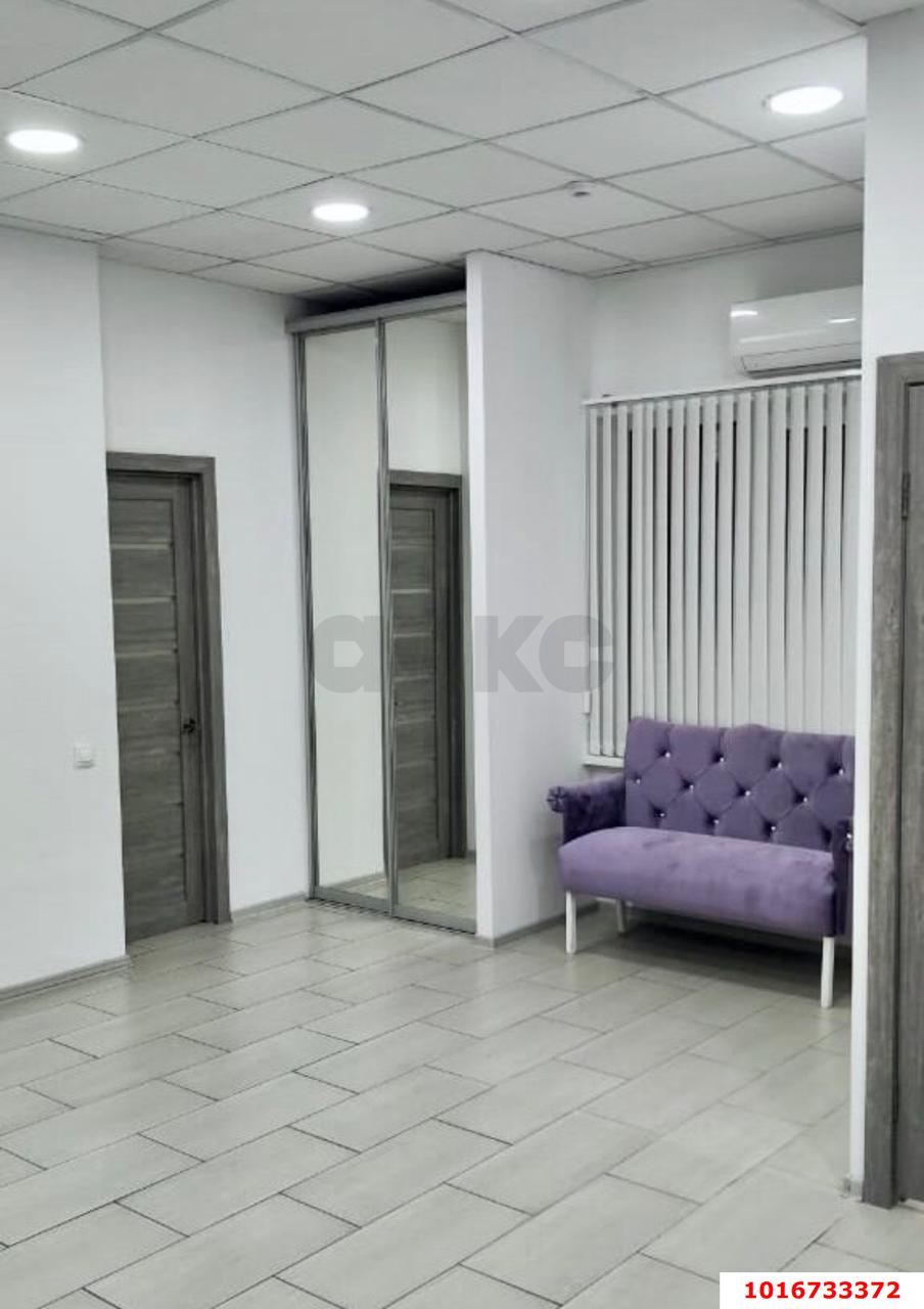 Фото №6: Офисное помещение <span class="whitespace-nowrap">70 м²</span>, <span class="whitespace-nowrap">3/3 эт.</span> - Краснодар, Центральный внутригородской округ, мкр. Центральный, ул. Коммунаров, 258