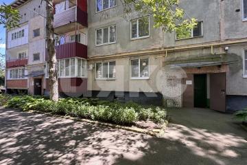 Фото №1: 4-комнатная квартира <span class="whitespace-nowrap">79 м²</span>, <span class="whitespace-nowrap">1/3 эт.</span> - Кореновск, ул. Центральная, 6