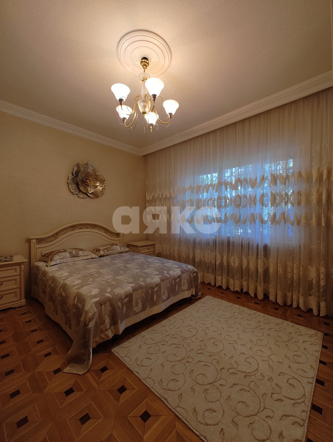 Фото №4: Дом <span class="whitespace-nowrap">360 м²</span> <span class="whitespace-nowrap">+ 5 сот.</span>, <span class="whitespace-nowrap">3 эт.</span> - Майкоп, мкр. Центр, ул. Курганная, 289