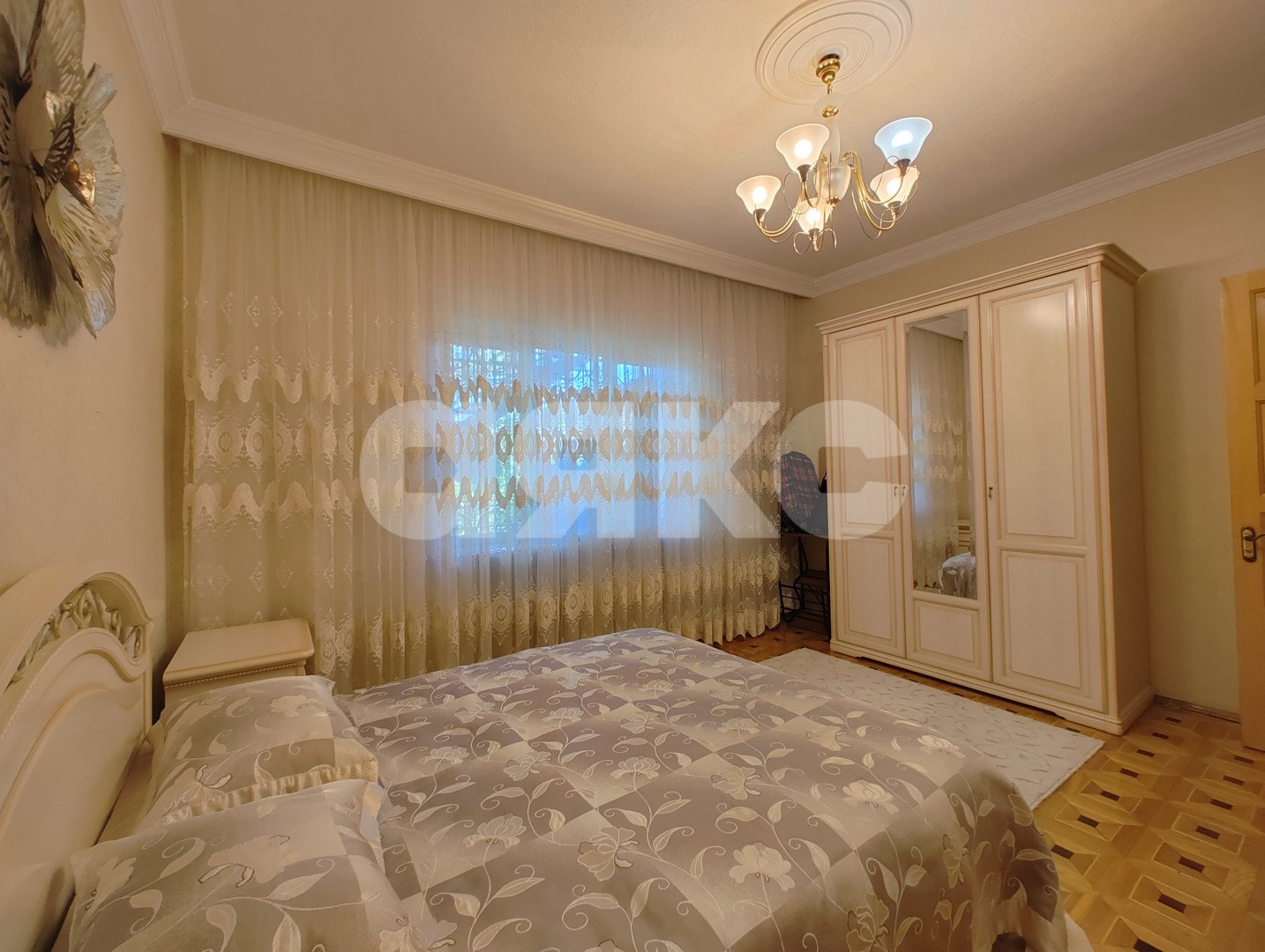 Фото №3: Дом <span class="whitespace-nowrap">360 м²</span> <span class="whitespace-nowrap">+ 5 сот.</span>, <span class="whitespace-nowrap">3 эт.</span> - Майкоп, мкр. Центр, ул. Курганная, 289