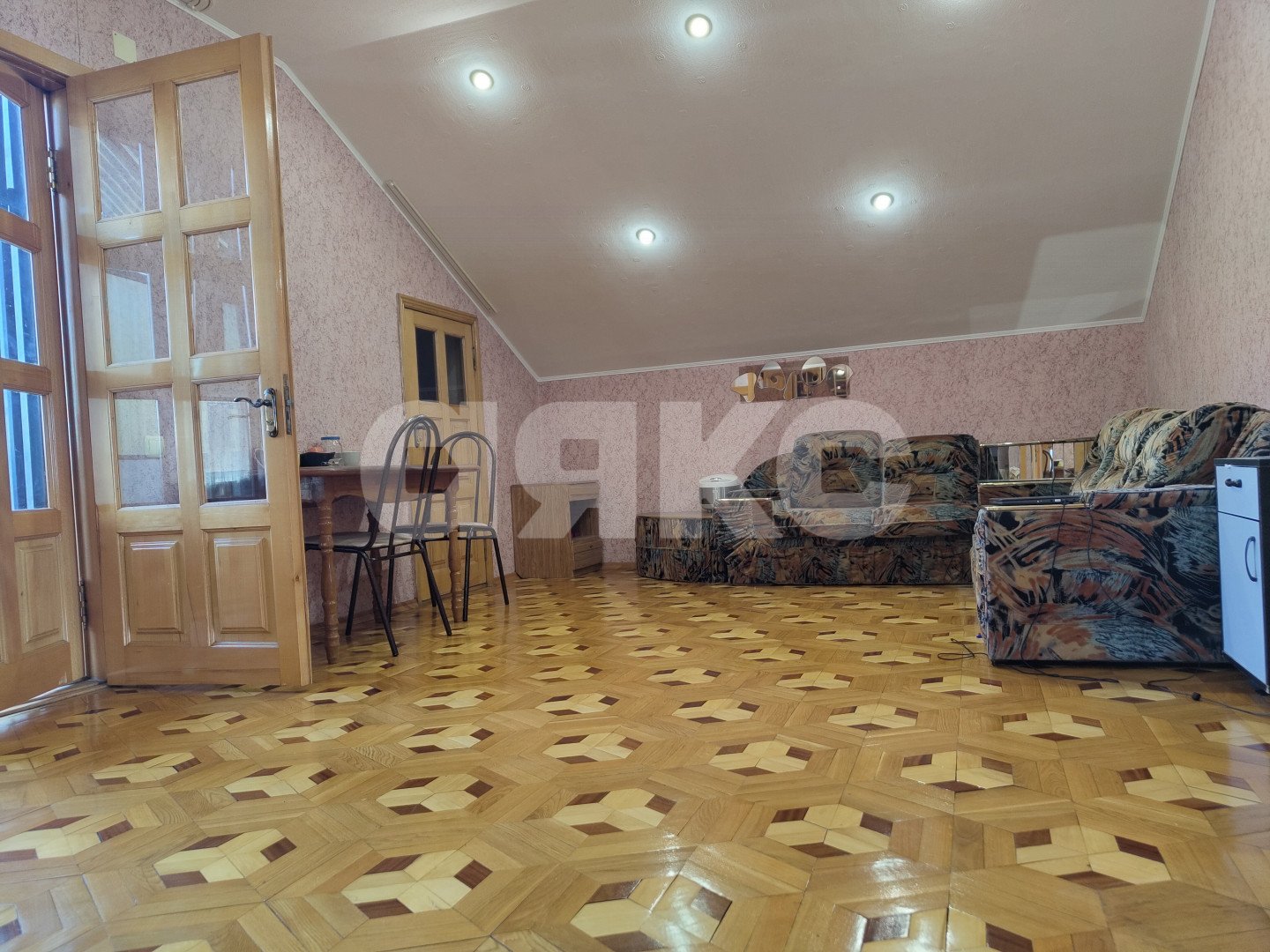 Фото №15: Дом <span class="whitespace-nowrap">360 м²</span> <span class="whitespace-nowrap">+ 5 сот.</span>, <span class="whitespace-nowrap">3 эт.</span> - Майкоп, мкр. Центр, ул. Курганная, 289
