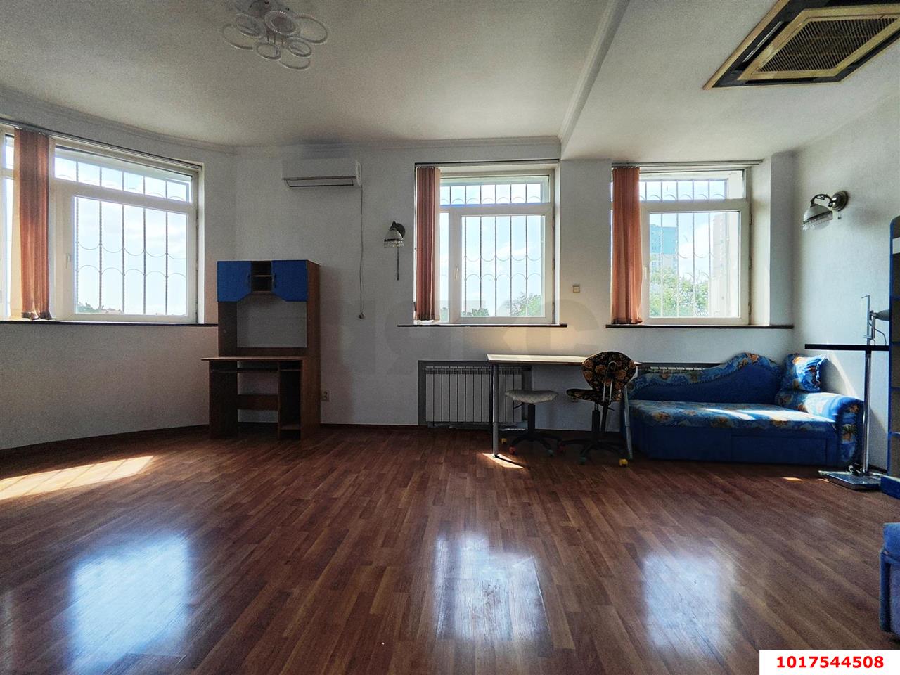 Фото №1: 3-комнатная квартира <span class="whitespace-nowrap">125 м²</span>, <span class="whitespace-nowrap">4/5 эт.</span> - Краснодар, Центральный внутригородской округ, мкр. Завод Измерительных Приборов, ул. Ростовское шоссе, 4