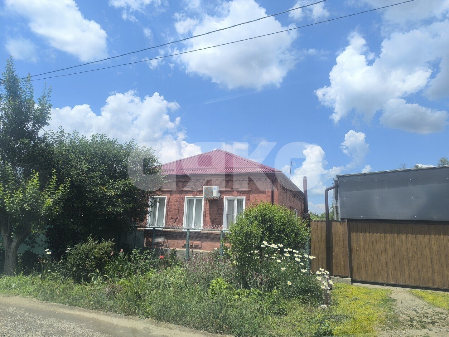Фото №1: Дом <span class="whitespace-nowrap">70 м²</span> <span class="whitespace-nowrap">+ 10 сот.</span>, <span class="whitespace-nowrap">1 эт.</span> - Красная Поляна, ул. Будённого, 4
