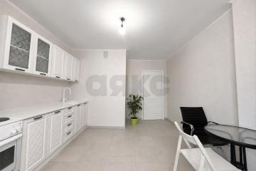 Фото №1: 1-комнатная квартира <span class="whitespace-nowrap">40 м²</span>, <span class="whitespace-nowrap">4/16 эт.</span> - Краснодар, мкр. Военный городок № 1, ул. имени Калинина, 350