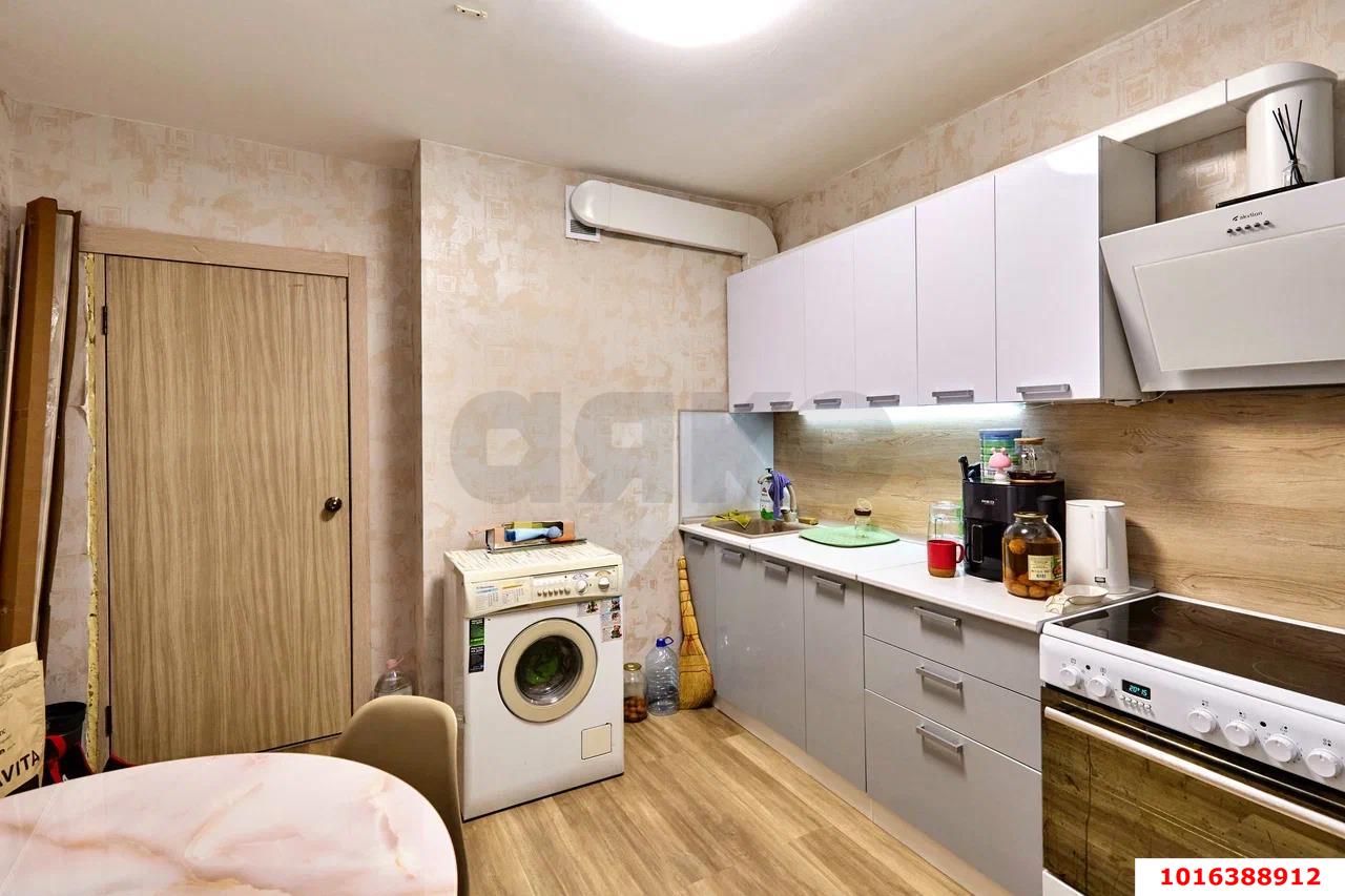 Фото №2: 2-комнатная квартира <span class="whitespace-nowrap">56 м²</span>, <span class="whitespace-nowrap">13/16 эт.</span> - Краснодар, Западный внутригородской округ, Кожзавод, мкр. Военный городок № 1, ул. имени Калинина, 350/4