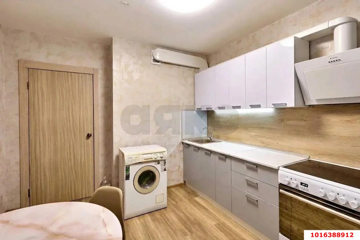 Фото №3: 2-комнатная квартира <span class="whitespace-nowrap">56 м²</span>, <span class="whitespace-nowrap">13/16 эт.</span> - Краснодар, Западный внутригородской округ, Кожзавод, мкр. Военный городок № 1, ул. имени Калинина, 350/4